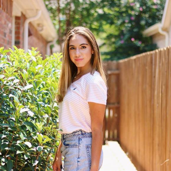 Meet your Posher, Daniela - Picture 1 of 7